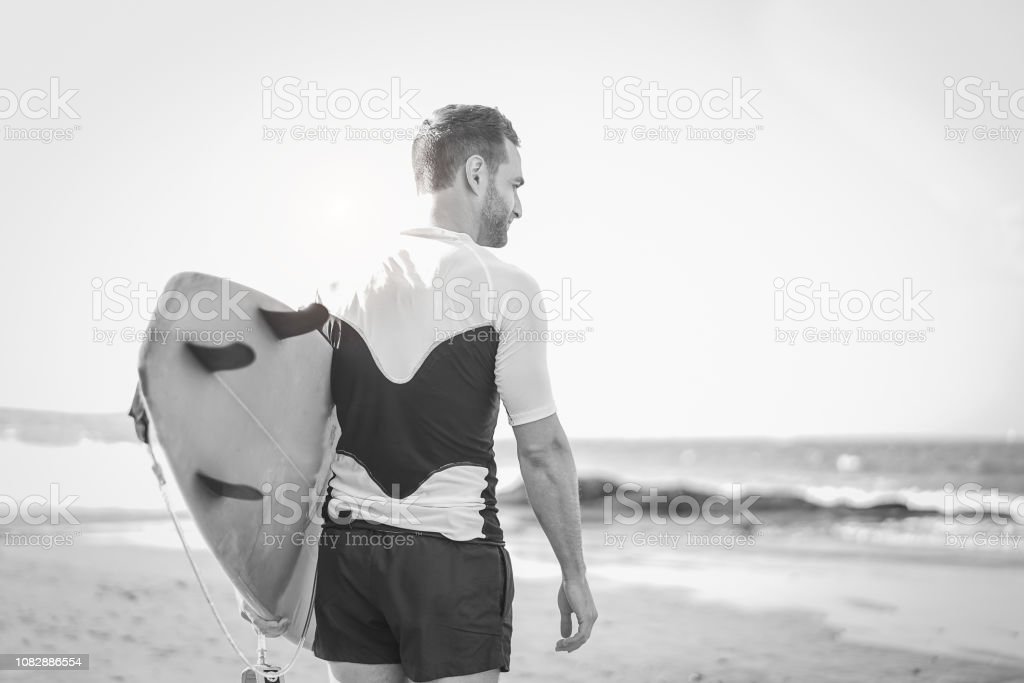 Gambar Pantai Pakai Orang Hitam Putih