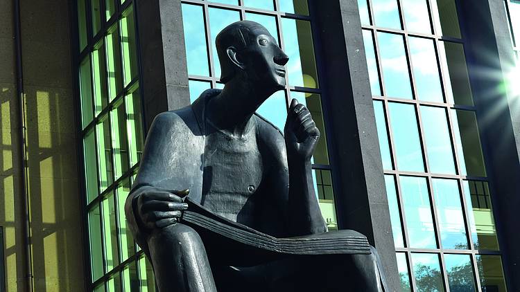 Statur vor der Kölner Uni (Foto: Universität zu Köln/Laura Hagen)