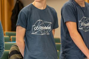 Schüler im Schul-T-Shirt