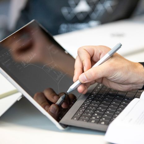 Hand mit Laptop