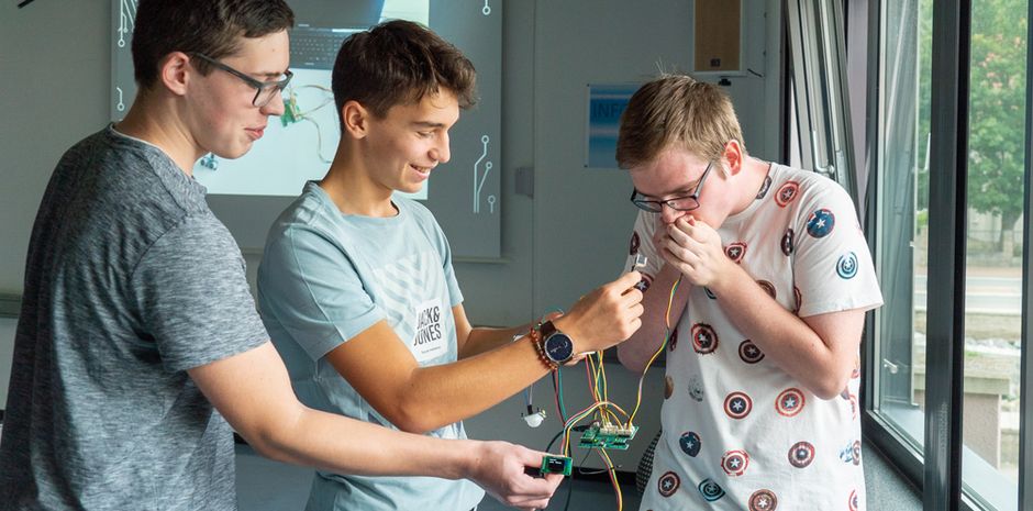 Schüler experimentieren mit der senseBox