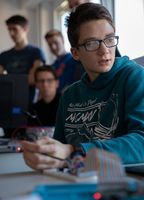 Schüler beim Experimentieren mit dem Raspberry Pi