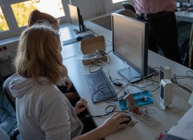 Schülerinnen beim Experimentieren mit dem Raspberry Pi