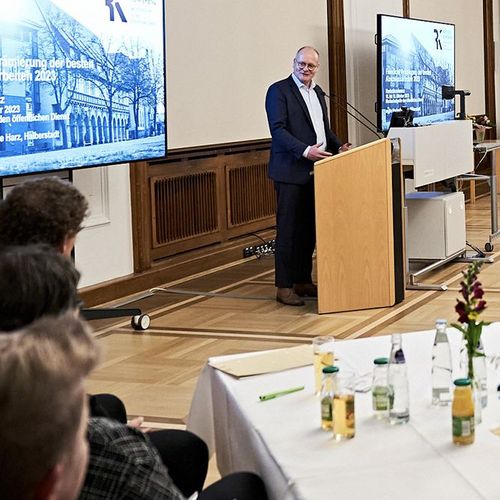 Redner in einem großen Saal vor Publikum auf einer Konferenz