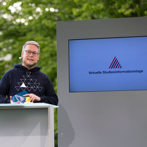 Die Virtuellen Studieninformationstage finden am 12. und 13. Mai mit Studienberater Cornelius Hupe als Moderator statt. Die Live-Streams sind auf dem YouTube-Kanal der Hochschule Harz abrufbar. Foto: Hochschule Harz