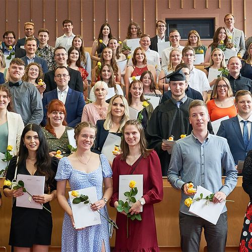 Gruppenbild der Absolventinnen und Absolventen des Fachbereichs Verwaltungswissenschaften im Hörsaal am Standort in Halberstadt.