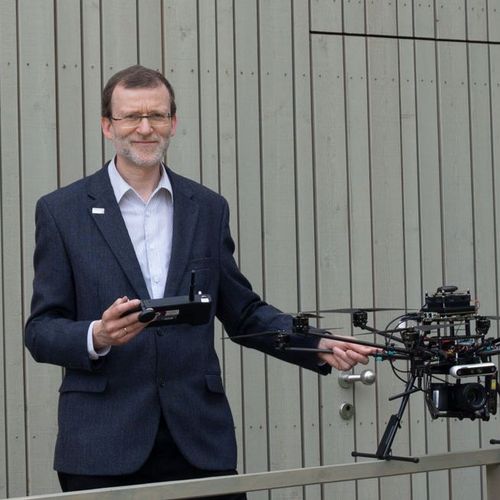 Professor Dr. Frieder Stolzenburg mit einem Octocopter