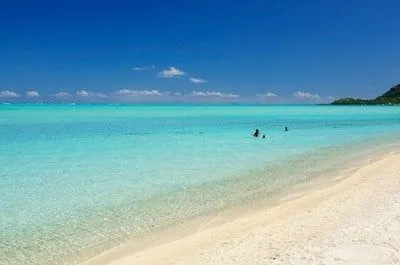 paisajes de playa personas en el agua