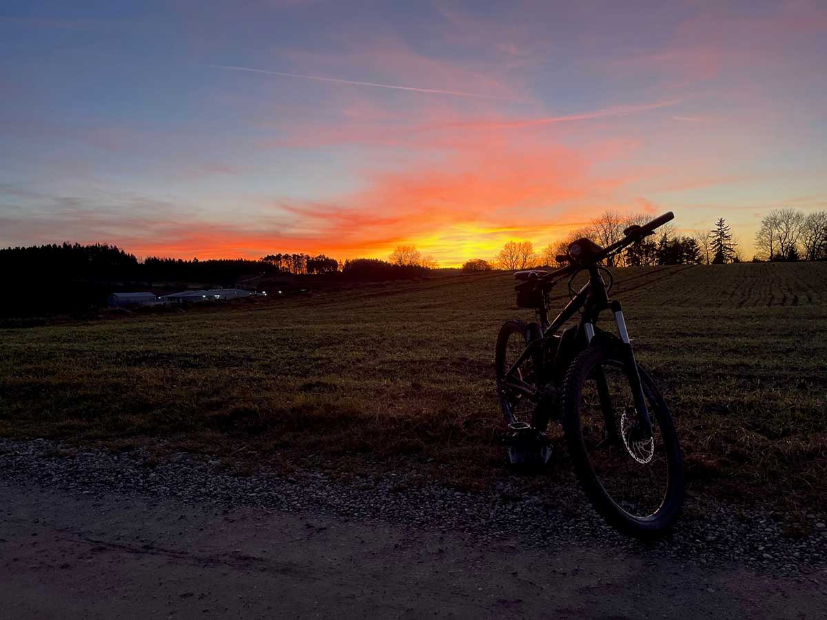 Immer dem Sonnenuntergang mit dem JobRad entlang