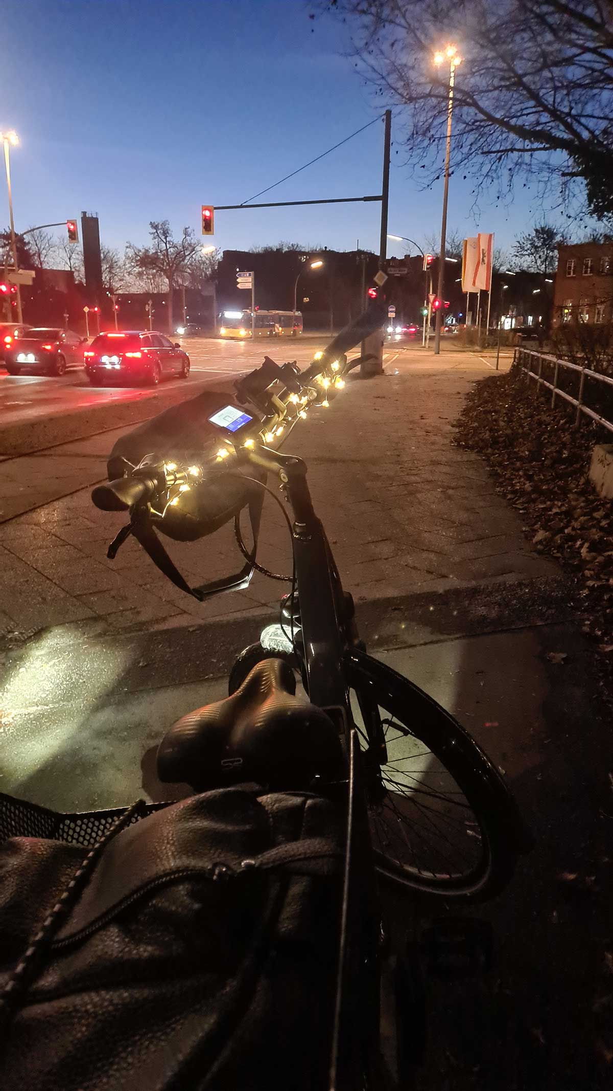 Winterlicher Sonnenaufgang mit meinem JobRad eingefangen