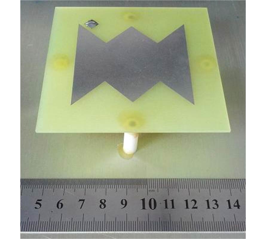 WIDEBAND CIRCULARLY POLARIZED SUSPENDED PATCH ANTENNA WITH INDENTED EDGE AND GAP-COUPLED FEED