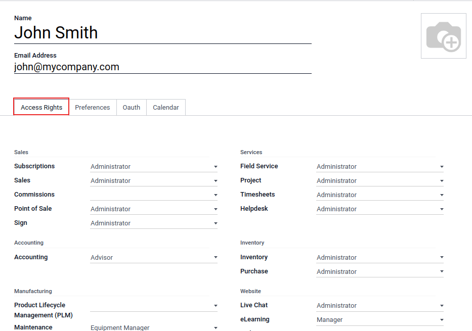 Vedere a formularului unui utilizator care evidențiază fila cu drepturi de acces în Odoo.