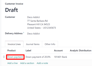 在 Odoo 內，首期付款在客戶發票草稿的發票資料行分頁中，作為產品顯示。
