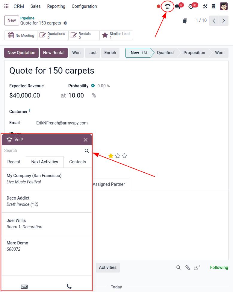 Vista de los leads en CRM y la opción para programar una actividad en la aplicación Conversaciones de Odoo.