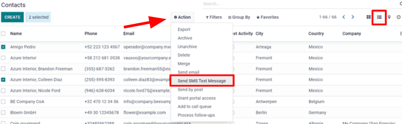 Selecione um número de contatos, clique em ação e selecione enviar mensagem por SMS.