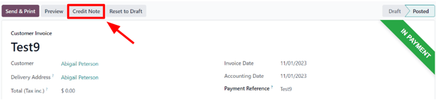 Uma fatura típica de cliente com um botão de Nota de crédito destacado no Odoo Vendas.