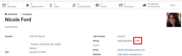 SMS-ikonen finns på en individs kontaktformulär i Odoo Contacts.