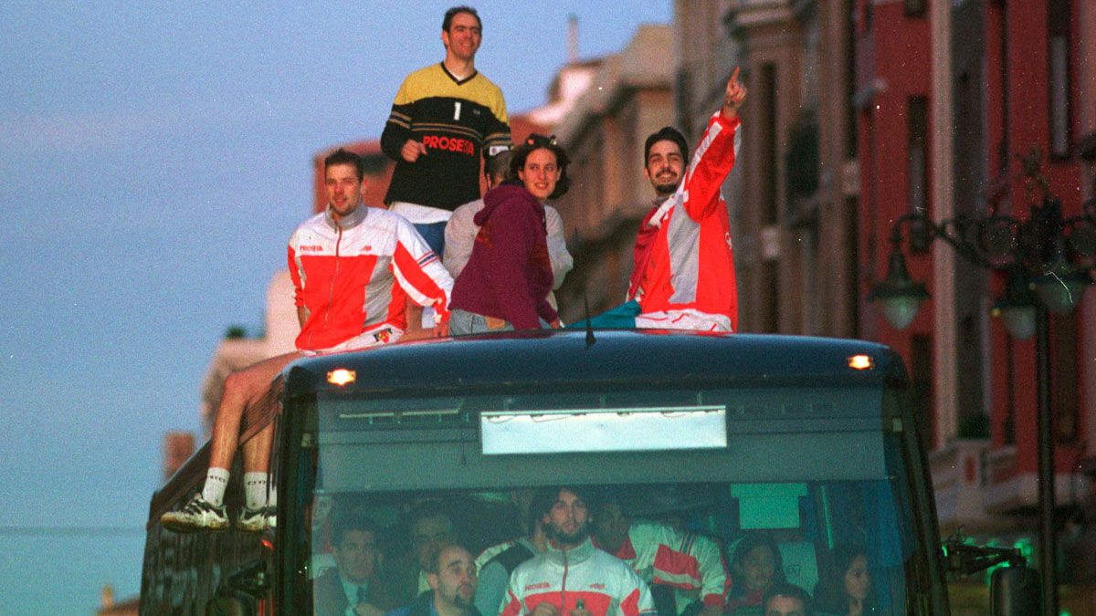 Hombrados celebra un título del Ademar en lo alto del bus. | MAURICIO PEÑA