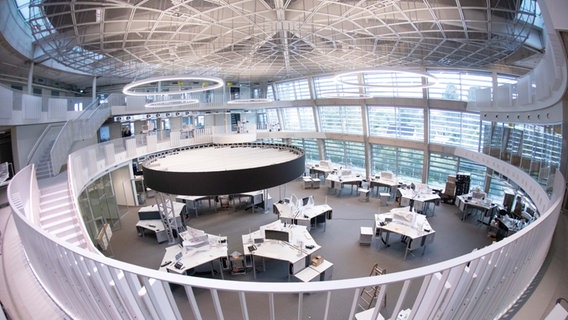 Blick in den Newsroom im neuen Nachrichtenhaus von ARD-aktuell auf dem NDR-Gelände während der letzten Vorbereitungen für die Eröffnung. © picture alliance Foto: Christian Charisius