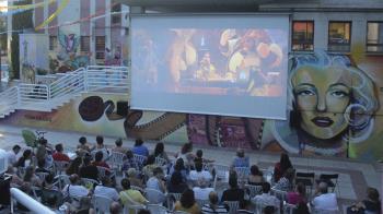 Ronda de películas en el centro cívico y al caer la noche