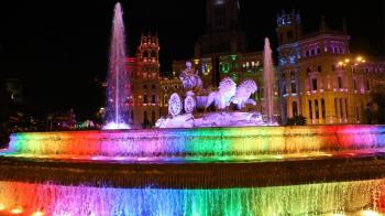 Tanto el Palacio como la fuente lucirán los colores del colectivo LGTBIQ+ 