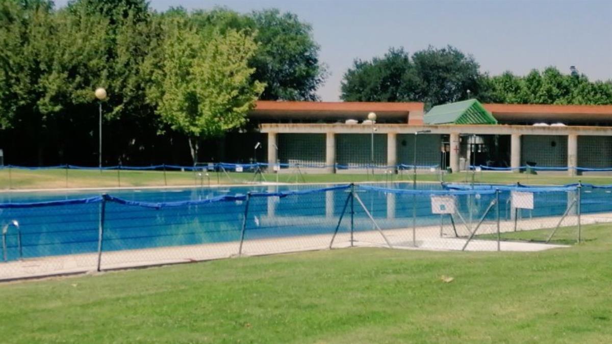 El programa 'Bibliotecas al agua' aterriza en la piscina municipal Perales del Río. 