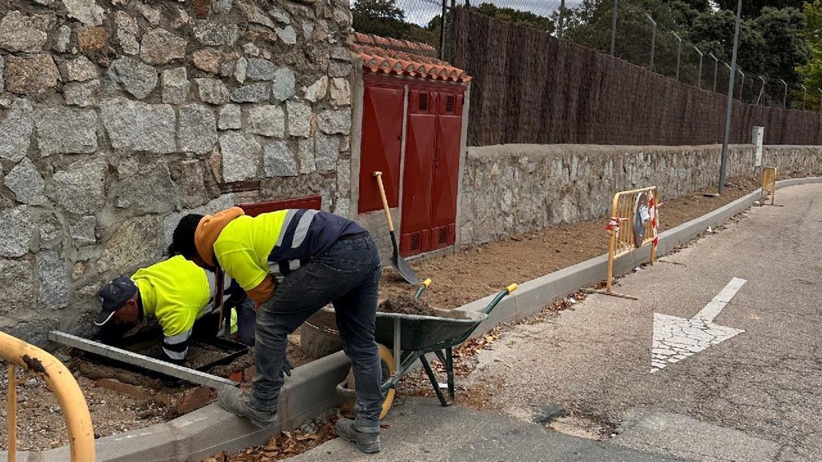 Arranca en La Canaleja los primeros trabajos de acerado 