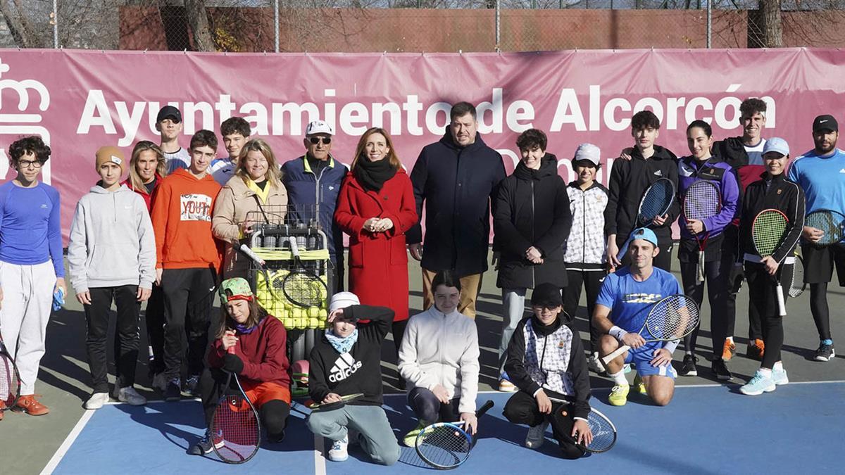 Más de 350 menores practican deporte en estos centros durante sus vacaciones escolares