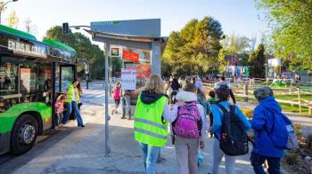 21 niños y niñas se suben a esta ruta para ir al CEIP Jarama