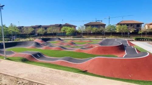 El pump track de El Mirador abre sus puertas con clases y competiciones