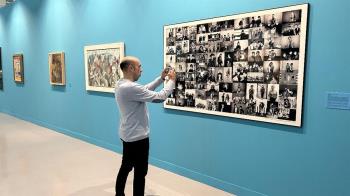 La diseñadora y la comisaria de la exposición "La búsqueda de la libertad", María Toral, presentan el libro de la muestra