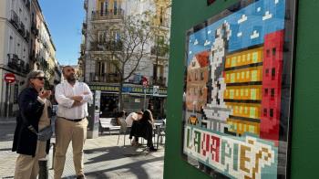 El concejal de Centro, Carlos Segura, ha visitado esta tarde el mural realizado por cinco socias del Centro Municipal de Mayores Antón Martín
