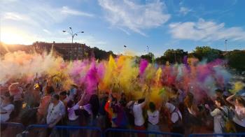 Llega una edición más de la marcha por la diversidad y la batalla de polvos de colores