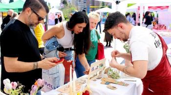 Se instalaron alrededor de 60 puestos, en su mayoría de artesanas