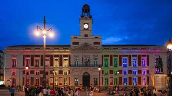 Los colores del Orgullo conquistan la Real Casa de Correos