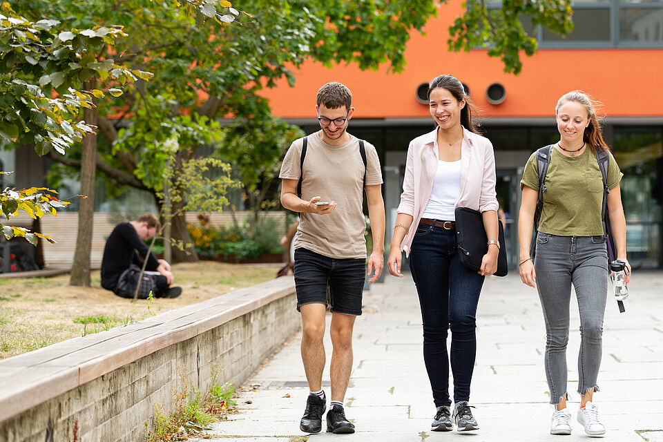 Studierende der Technischen Universität Berlin auf dem Campus