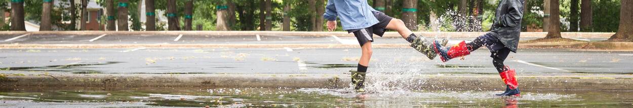 kinderen spelen in een plas water