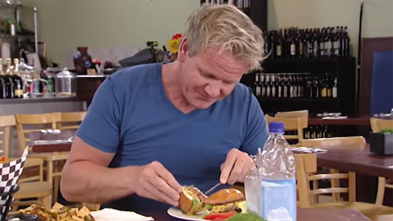 Gordon Ramsay examing burger