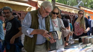 The Spanish writer Arturo Pérez-Reverte described the book stalls as “a magnificent place, emblematic of Madrid culture”