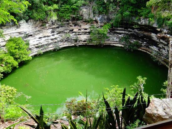 18+ Chichen Itza Cenote Maya Background