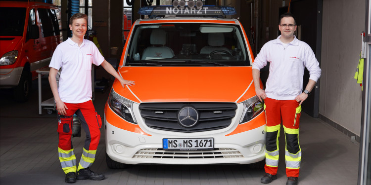 Luca Krüger (l.) und Tobias Schilling bilden sich neben dem Studium bei der Feuerwehr Münster weiter.<address