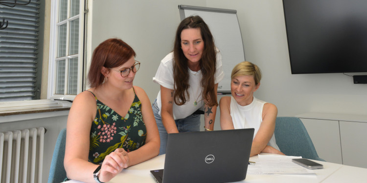 Nicole Kleinhölting, Christiane Borgmann und Maren Triem (v.l.) schauen zu Beginn der Woche über die anstehenden Termine und Aufgaben.<address