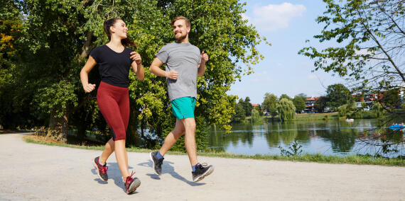 Zwei Studierende joggen am Aasee