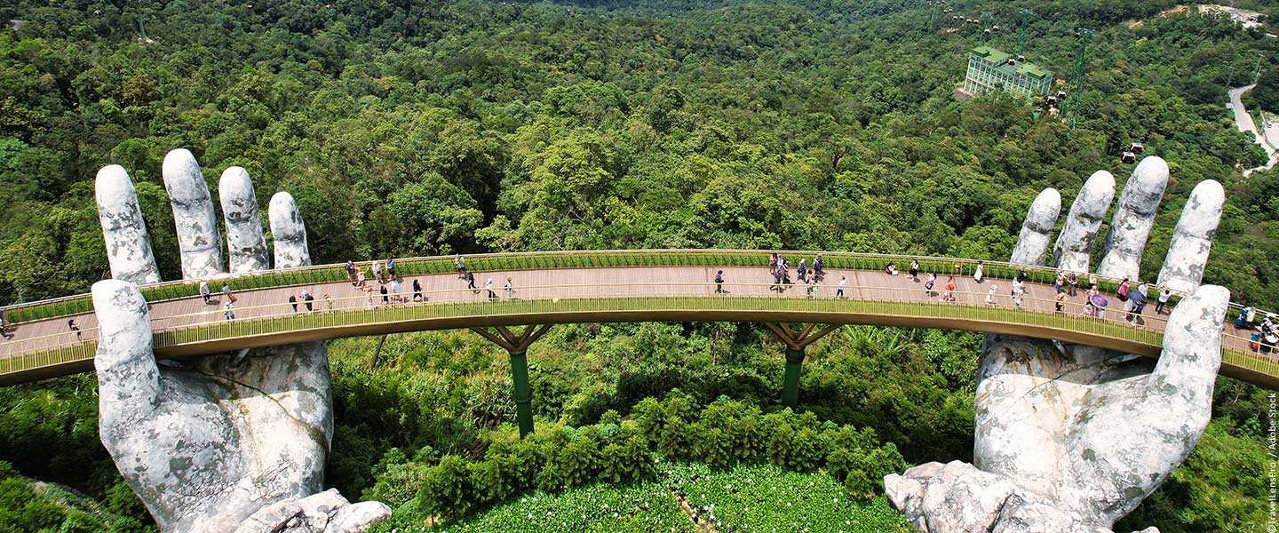 Vietnamesische Statue von Händen, die eine Brücke über einen Wald halten