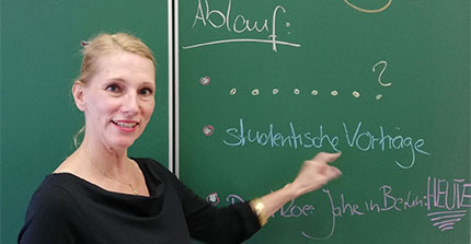 Lecturer Katja Baumeister in front of a table