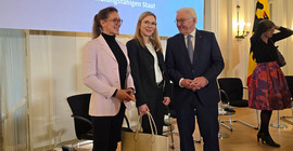 Prof. Dr. Nina Kolleck (Mi.) mit Bundespräsident Frank-Walter Steinmeier.