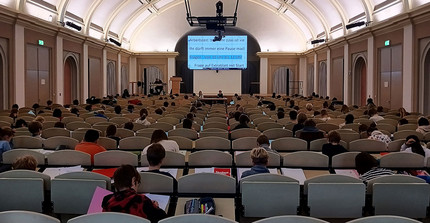 Schülerinnen und Schüler bei der Mathematikolympiade 2024/25 im Audimax der Universität Potsdam.