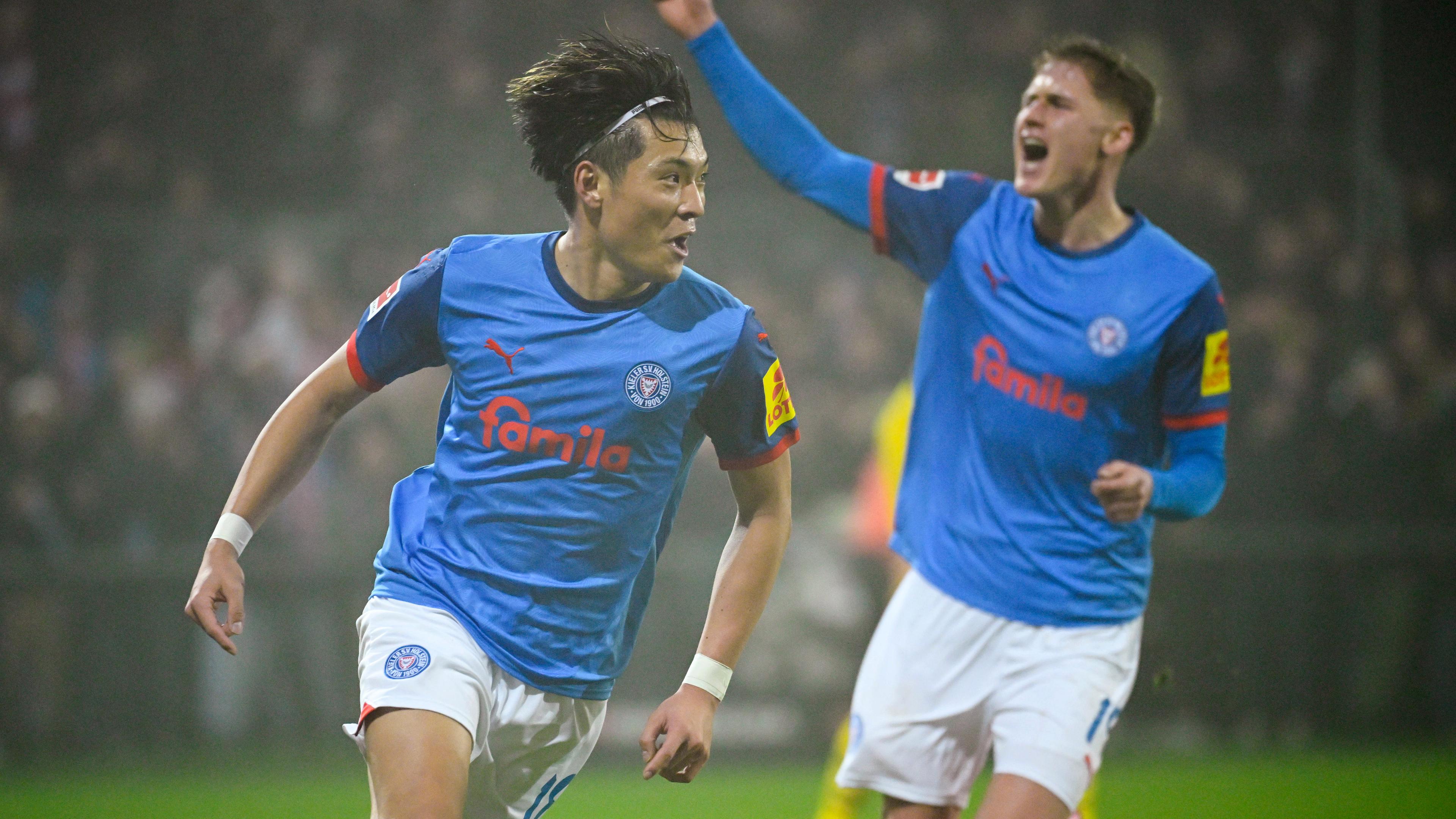 Kiels Shuto Machino (l) jubelt nach seinem Tor zum 1:0 gegen Dortmund. 