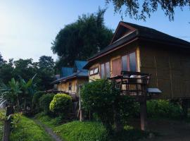 Golden Hut -Chill Bungalows in town黄金泰式传统独栋小屋，位于拜县的酒店