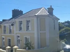 The Bonting beautiful three bed townhouse near harbour and beach